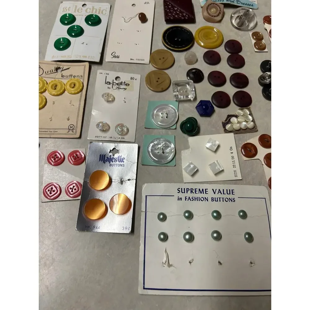 Assorted vintage buttons